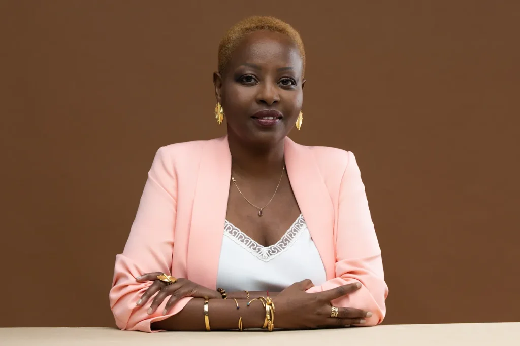 Salimata CHETIMA, expert-comptable basée à Saint-Pierre, accoudée à une table en tailleur rose